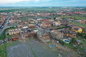 Imagini din dronă după tornada care a distrus mai multe localități din Cehia. Guvernator: ”Este iadul pe pământ”