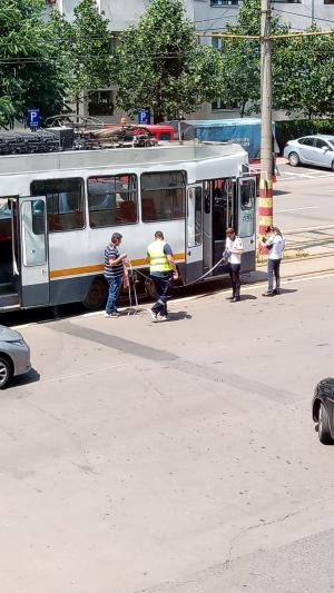 Incident grav în Capitală. Un bărbat a ajuns la spital după ce a fost rănit de o bucată de şină care a intrat prin podeaua unui tramvai