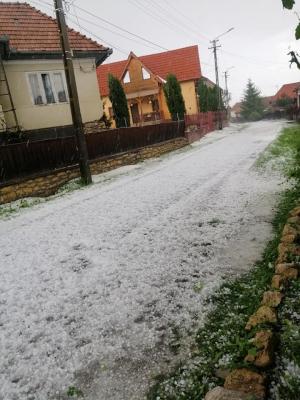 Codul Roșu de vreme rea a făcut prăpăd în Cluj. La Lita a căzut grindină de s-a albit pământul ca după o ninsoare