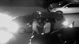 Tânăr lovit cu sălbăticie de doi bărbaţi pe o stradă din Lugoj. Atacul din trafic a fost surprins de camerele de supraveghere