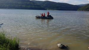 Un tânăr de 20 de ani s-a înecat în lacul Zetea din Harghita. Trupul băiatului a fost scos din apă după o oră