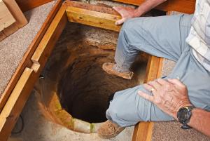 Un britanic, care a descoperit o gaură în podeaua din sufragerie, s-a temut că ar putea fi îngopat un cadavru, însă descoperirea e cu adevărat bizară