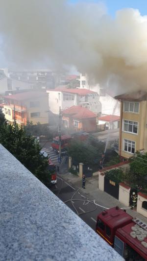 Incendiu la acoperişul unei case din centrul Bucureştiului. Imaginile au fost surprinse de martori