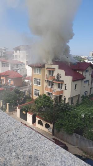 Incendiu la acoperişul unei case din centrul Bucureştiului. Imaginile au fost surprinse de martori