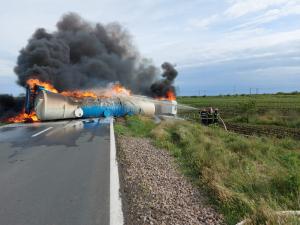 Cisternă cu motorină, în flăcări pe DN 21 A. Traficul este blocat în totalitate. Surse: Cisterna a explodat