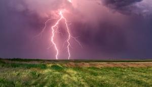 Avertizare meteorologică Cod Roșu: Rupere de nori în nordul Moldovei, cu grindină, fulgere și ploi torențiale