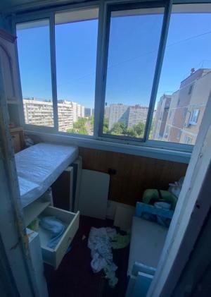 Bebeluș uitat de mama băută pe o saltea din balcon cade de la etaj și moare. Tragedia a stârnit un val de revoltă în Rusia