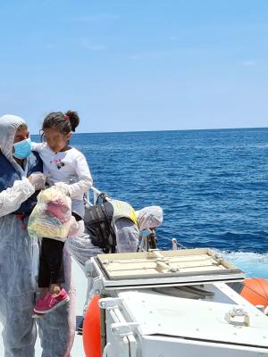 O fetiță afgană de 4 ani a fost salvată de poliţiştii de frontieră români, de pe un pescador supraaglomerat din Marea Mediterană