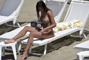 FOTO | Mădălina Ghenea, şedinţă foto ad-hoc pe un iaht în Italia. Paparazzi au surprins-o alături de un bărbat