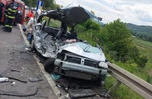 Mașină făcută bucăți de un șofer de 72 de ani, la ieșirea din Târnava. Bărbatul nu a avut nicio șansă de supraviețuire