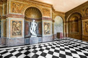 O parte din Palatul Versailles a fost transformată în hotel. Preţul pentru o noapte poate începe de la 1.700 de euro