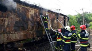 Locomotiva unui tren de marfă s-a făcut scrum după ce a ars ca o torță timp de opt ore, în Caraș-Severin