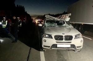 Elan spulberat de un Opel zboară și aterizează pe plafonul unui BMM X3, pe un drum din Rusia. Șoferul SUV-ului a murit pe loc
