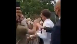 Momentul în care președintele francez Emmanuel Macron a fost plesnit de un bărbat, în timpul vizitei în Drôme