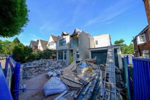Casă distrusă de un constructor, după ce proprietarul a refuzat să-i plătească lucrarea, în Anglia