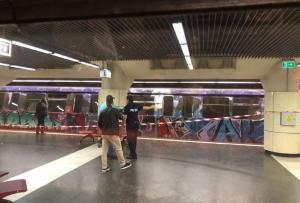 O tânără de 20 de ani s-ar fi aruncat în faţa metroului, în staţia Lujerului. Fata a fost scoasă de sub tren în viață