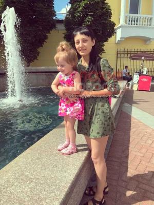 O mămică a fost arestată, după ce şi-a scăpat fiica de trei ani de la etajul 6, în Rusia. Cu câteva secunde înainte de cădere, copila a fost auzită ţipând: "Îmi e frică"