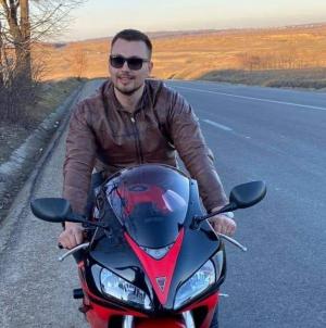 Liviu a murit pe loc, după ce a intrat cu motocicleta în maşina unchiului său, în Botoşani. Tânărul era voluntar şi a ajutat sute de copii şi bătrâni