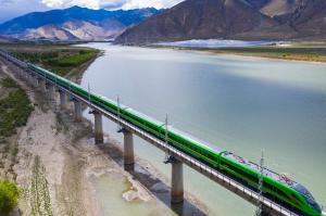 Noua linie de trenuri de mare viteză din Tibet: pasagerii au nevoie de oxigen suplimentar. 47 de tuneluri şi 121 de poduri