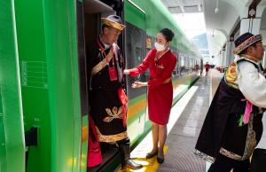 Noua linie de trenuri de mare viteză din Tibet: pasagerii au nevoie de oxigen suplimentar. 47 de tuneluri şi 121 de poduri