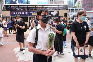 Un bărbat a înjunghiat un ofițer de poliție din Hong Kong, apoi s-a sinucis. Oamenii consideră că atacatorul este un erou