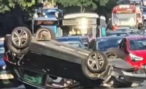 Şofer vitezoman, la un pas de tragedie, după ce a acroşat o maşină în faţa Institutului Fundeni. Unul dintre vehicule s-a răsturnat