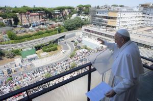Papa Francisc i-a întâmpinat pe credincioşi de la fereastra spitalului, în prima apariţie după operaţie