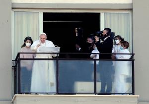 Papa Francisc i-a întâmpinat pe credincioşi de la fereastra spitalului, în prima apariţie după operaţie