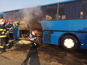 Un autocar plin cu copii a luat foc pe un drum din Botoşani