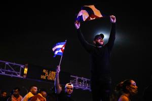 Peste 100 de persoane au fost arestate în urma protestelor din Cuba. O persoană a murit iar internetul a fost întrerupt