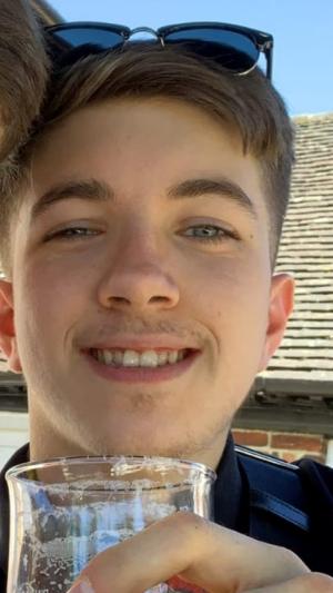 Un tânăr de 20 de ani şi-a condus cei trei prieteni spre moarte, după ce s-a urcat la volan beat, gonind cu aproape 200 km/h, în Marea Britanie