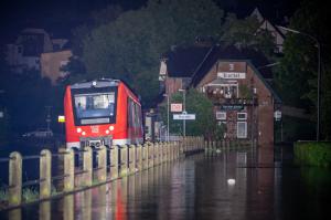 Dezastru în Germania, din cauza ploilor torenţiale. Zeci de oameni dispăruţi, case prăbuşite, maşini sub ape, pompieri morţi în misiune