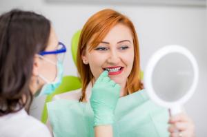 (P) Care sunt caracteristicile principale ale unui implant dentar zigomatic?