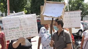 Liviu Dragnea, întâmpinat la Rahova de câțiva susținători cu pancarte care au scandat ”Libertate!”
