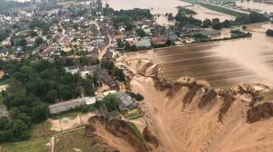 Germania, îngenunchiată în faţa naturii. Alunecări de teren, case distruse, maşini luate de ape şi peste 100 de morţi în urma inundaţiilor devastatoare