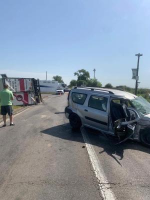 O şoferiţă de 70 de ani n-a văzut camionul venind din sens opus și a fost la un pas să provoace o tragedie, lângă Mizil. Video cu impactul