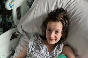 O fetiţă de 12 ani, diagnosticată cu astm, a aflat că are de fapt o tumoră de mărimea unui pumn, în Anglia. Mama: "Ne-au spus că nu pot face nimic, că nu ştiu de fapt ce este"