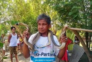 Bărbatul care susţinea că e imun la venin a murit după ce a fost muşcat de şarpe, de limbă. GALERIE FOTO