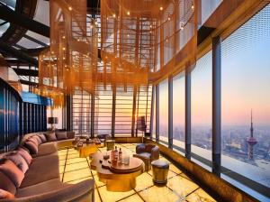 Imagini cu cel mai înalt hotel din lume, aflat la 632 de metri înălţime. Cât costă o noapte de cazare în cea mai luxoasă cameră