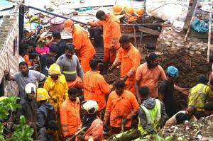 Cel puţin 25 de persoane şi-au pierdut viaţa, după ce mai multe case s-au prăbuşit în urma unor alunecări de teren, în Mumbai