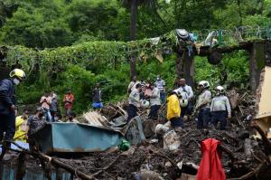 Cel puţin 25 de persoane şi-au pierdut viaţa, după ce mai multe case s-au prăbuşit în urma unor alunecări de teren, în Mumbai