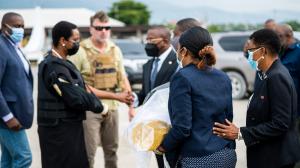 Primele imagini cu văduva președintelui asasinat din Haiti revenind acasă. Martine Moise, cu vestă antiglonț pe aeroport