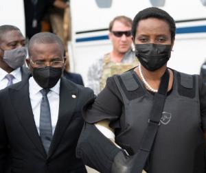 Primele imagini cu văduva președintelui asasinat din Haiti revenind acasă. Martine Moise, cu vestă antiglonț pe aeroport