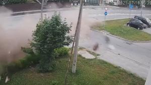 Momentul dramatic în care o Toyota se rupe în două, după ce loveşte cu viteză un stâlp, pe un drum din Rusia - VIDEO