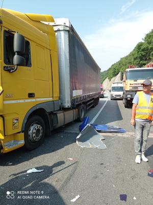 Două TIR-uri şi o camionetă s-au făcut praf DN 6, între Orşova şi Turnu Severin. Unul dintre şoferi a murit strivit în cabină