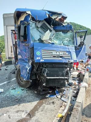 Două TIR-uri şi o camionetă s-au făcut praf DN 6, între Orşova şi Turnu Severin. Unul dintre şoferi a murit strivit în cabină