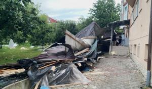 Furtună apocaliptică în Suceava, vijelia a smuls acoperişul unui bloc: "Dezastru! Aşa ceva nu am pomenit"