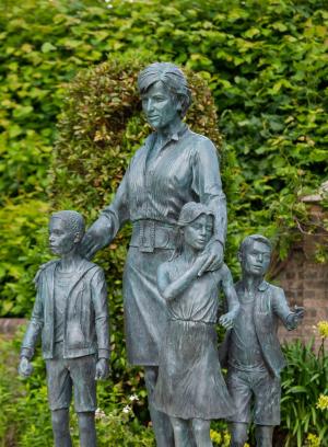 Semnificaţia celor trei copii care apar în statuia Prinţesei Diana, dezvelită de prinţul William şi prinţul Harry: "Ne amintim dragostea, puterea și caracterul ei"