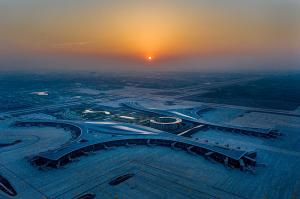 Un aeroport gigant a fost inaugurat în China. Constructia de 10 miliarde de dolari poate găzdui anual 60 de milioane de pasageri