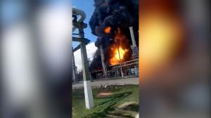 Imagini filmate de angajați în interiorul Rafinăriei Petromidia după explozie: "Dă-i mai repede că murim aici. Dă-i în faţă"